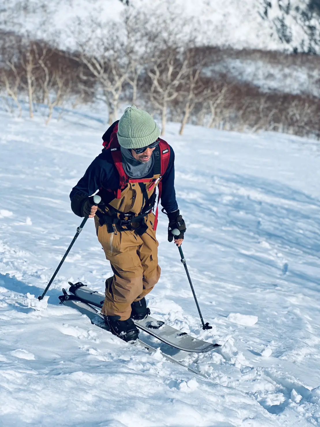 雪山で滑る人