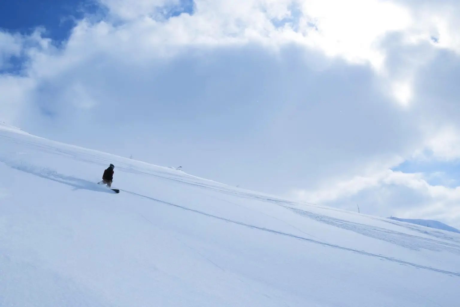 雪山を滑る人物