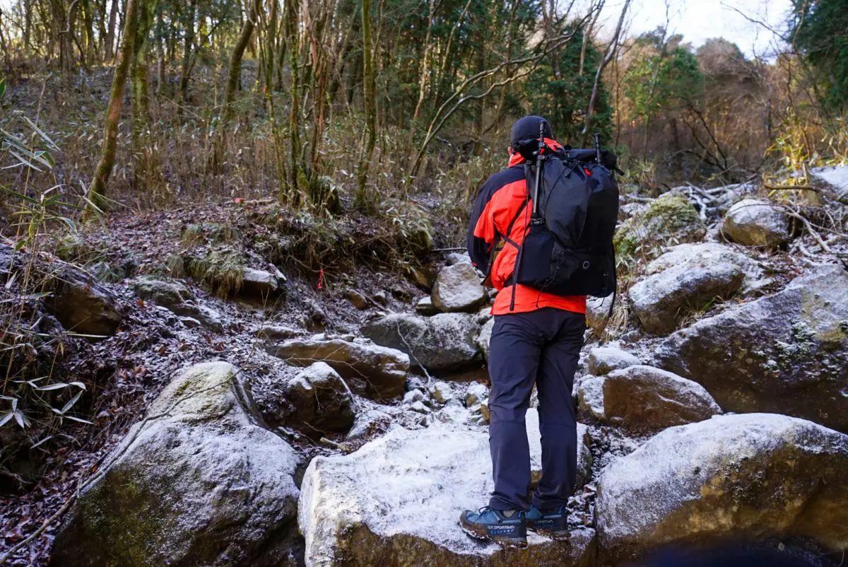 登山をする男性