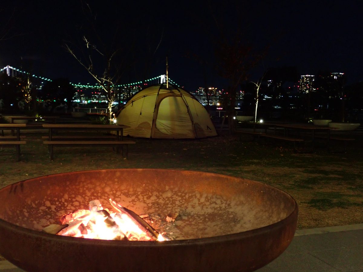 レインボーブリッジの夜景を焚き火とともに楽しむ。