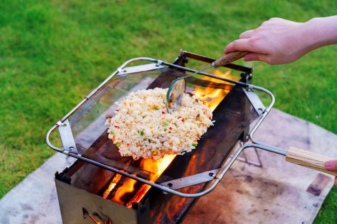 網だけでチャーハンも藁焼きや燻製も！キャンプ飯の革命的な直火焼専用フライパン「メッシュパン」