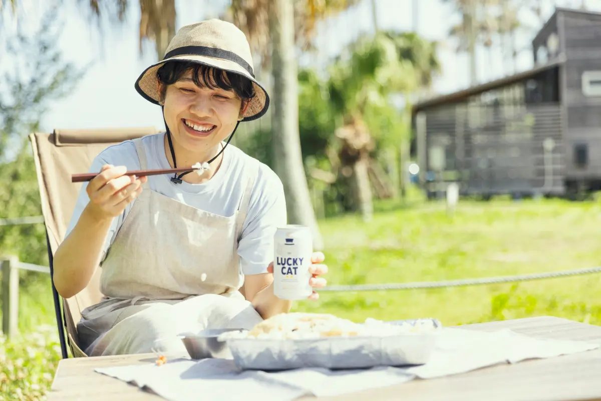 屋外で食事を楽しむ人物