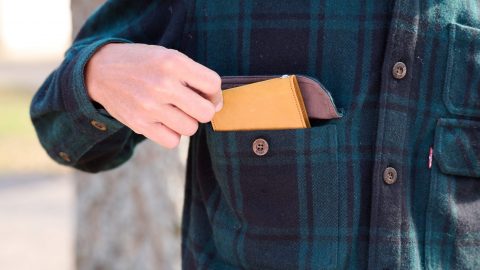 オイルレザー製の財布は薄さと軽さが自慢！ アウトドアにも最適なのだ