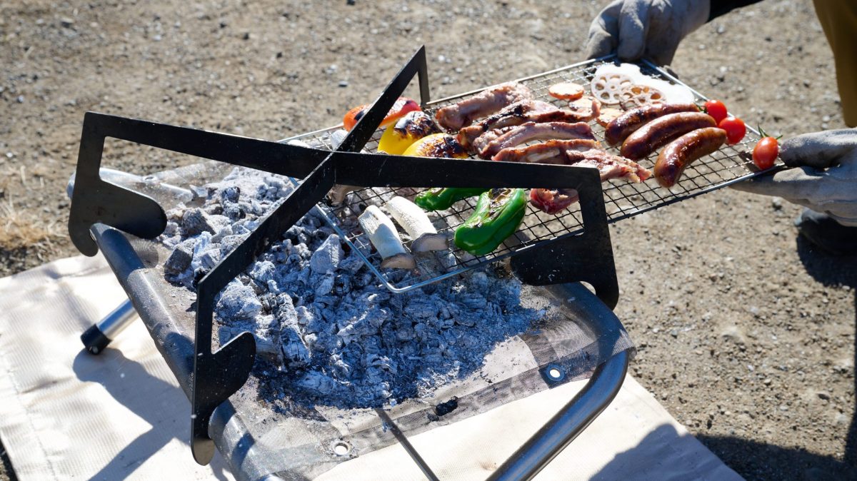 焼き網を手で持つ