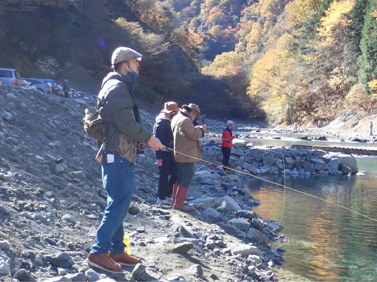 川で釣りをする人々