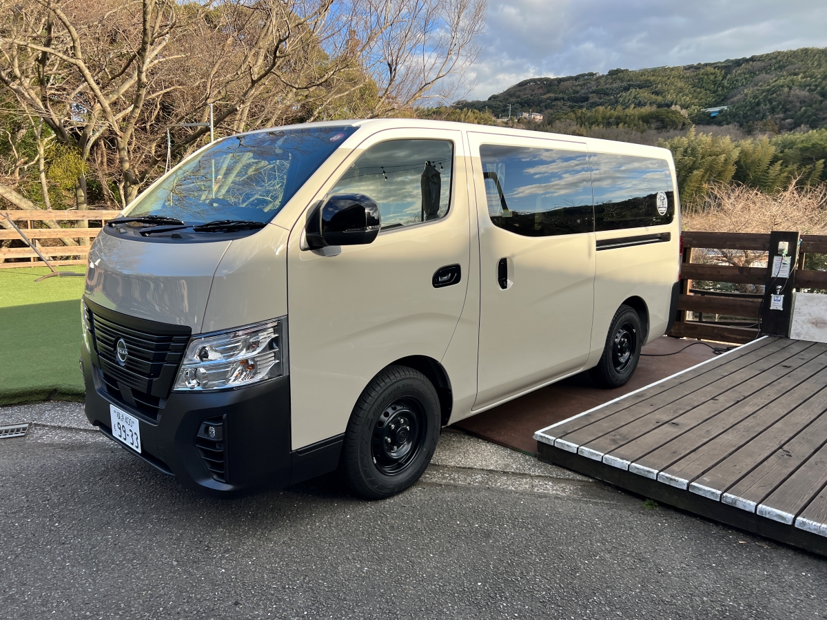 「日産・キャラバン マイルーム」での車中泊ってどう？ピストン西沢が激速レビュー！