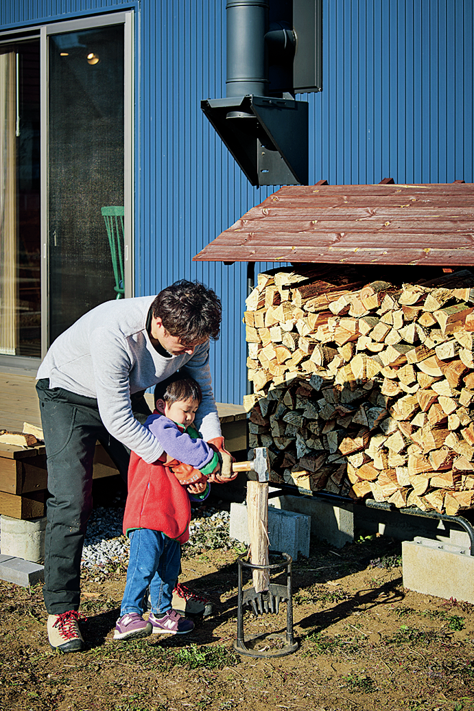 子供と一緒に薪づくり