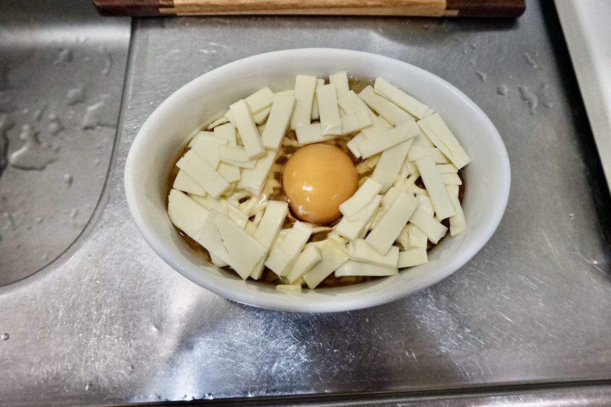卵のまわりにチーズを散らします。