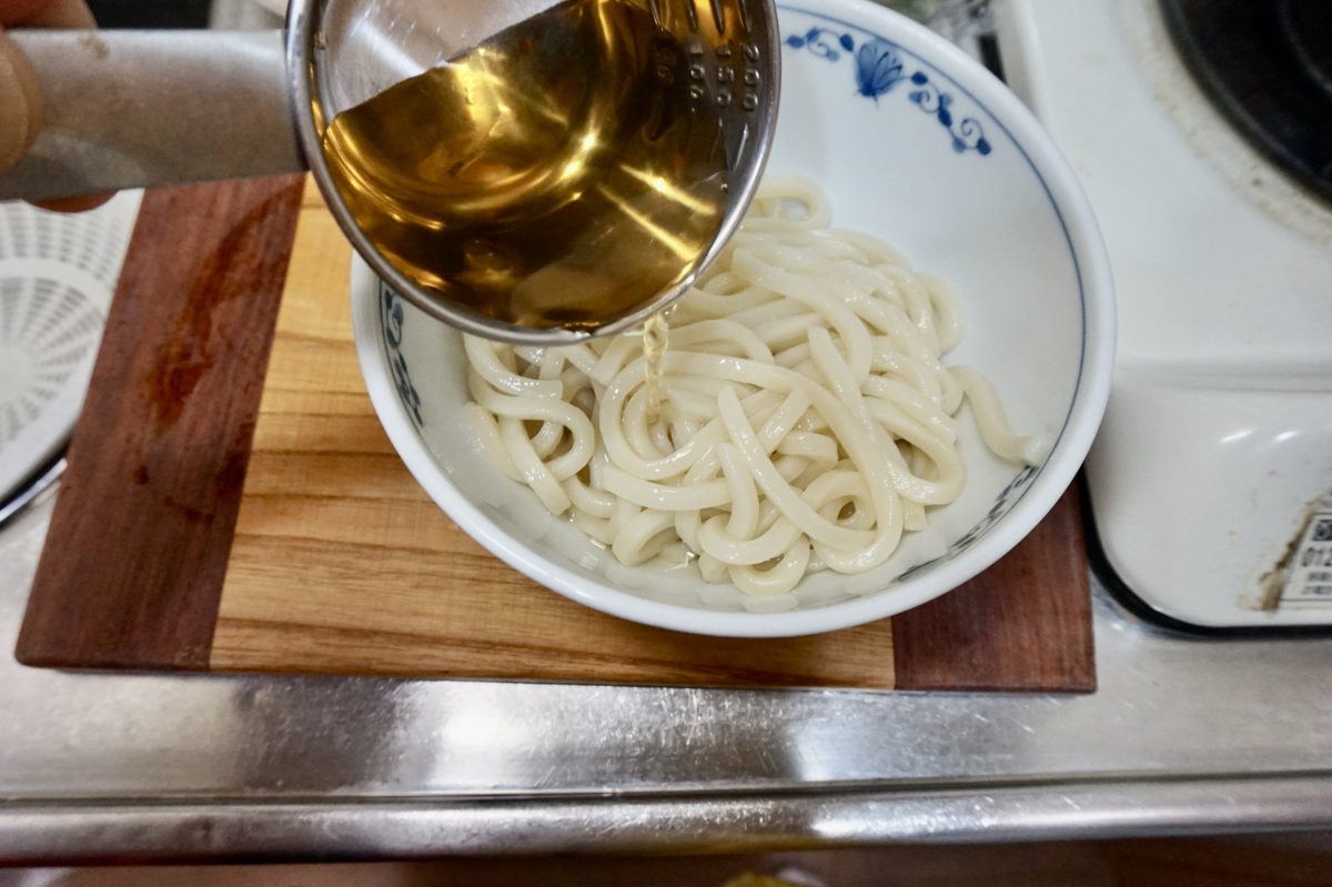 ゆでたうどんとかけつゆを合わせます。