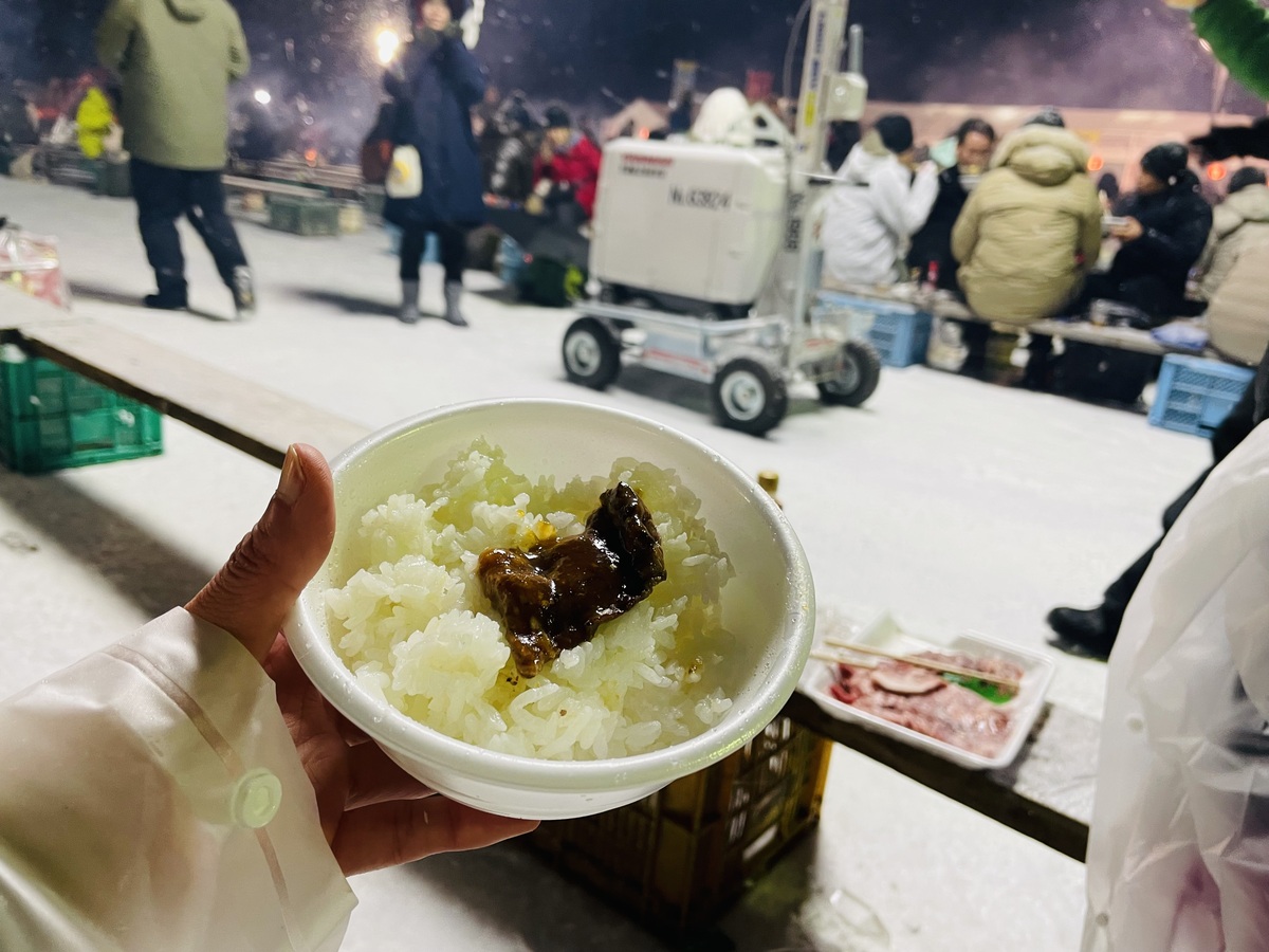 ごはんの上に焼肉を乗せている