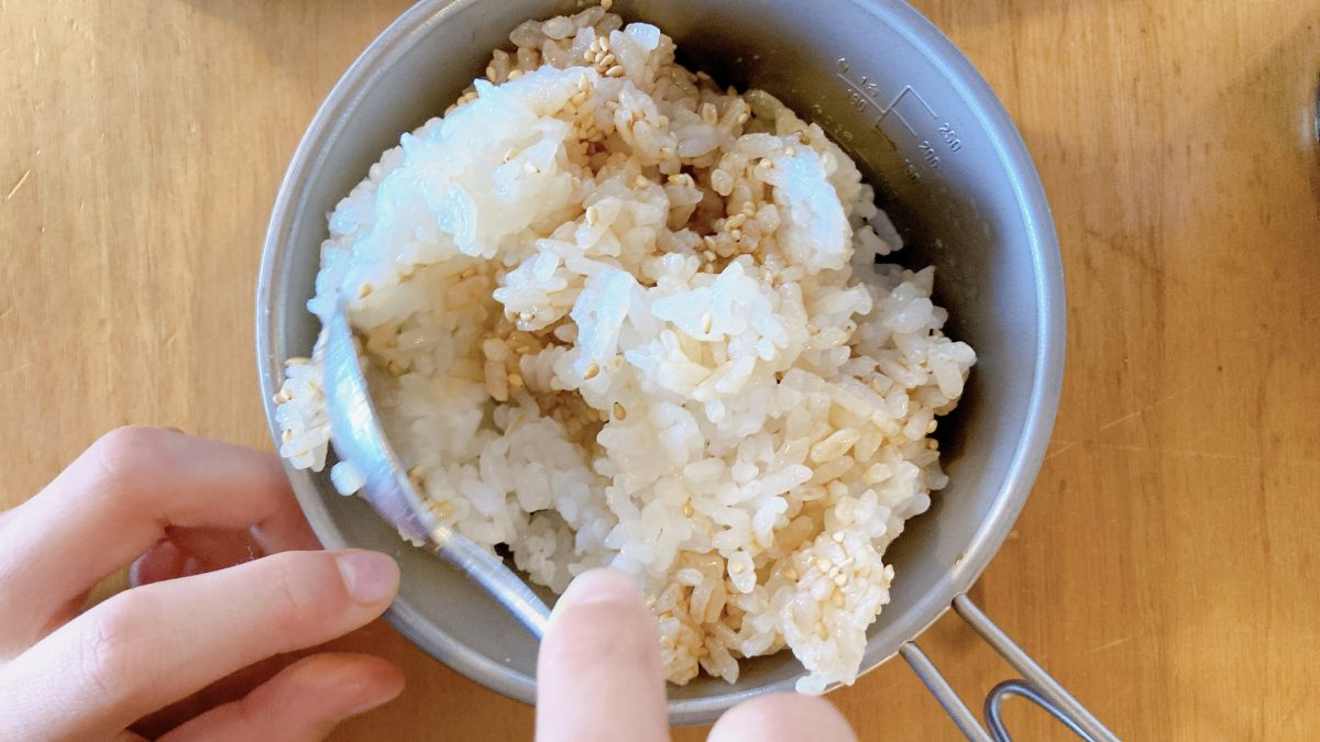 ご飯に醤油を混ぜている様子