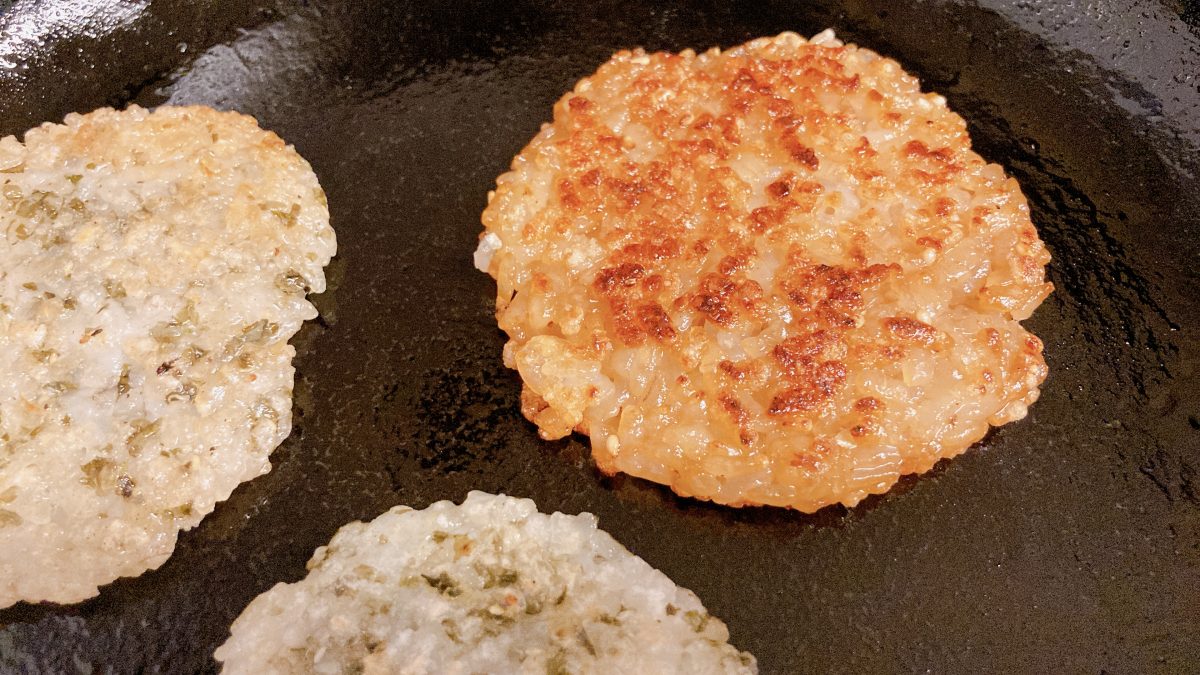 ご飯を焼いている様子