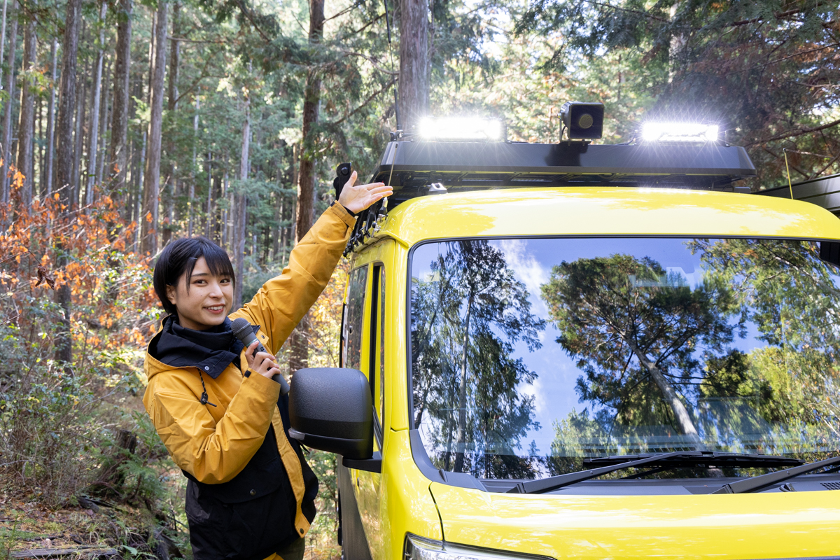 明るい２個のライトとスピーカー