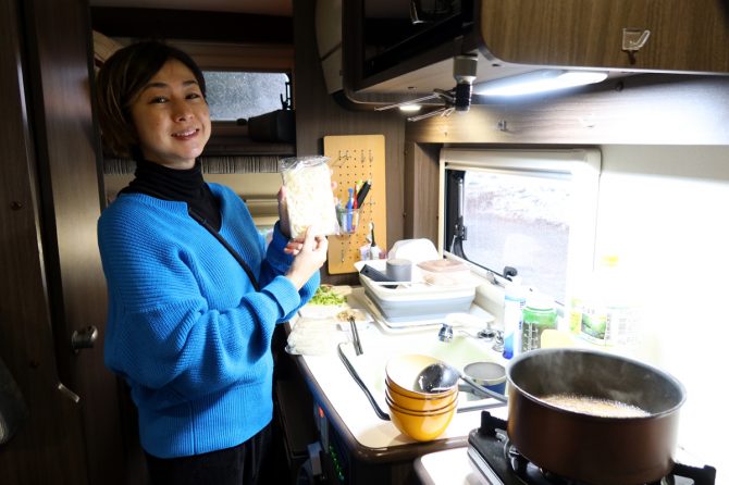 キャンピングカーの中でなに食べてる？子連れ車中泊旅のリアルな食事事情をご紹介