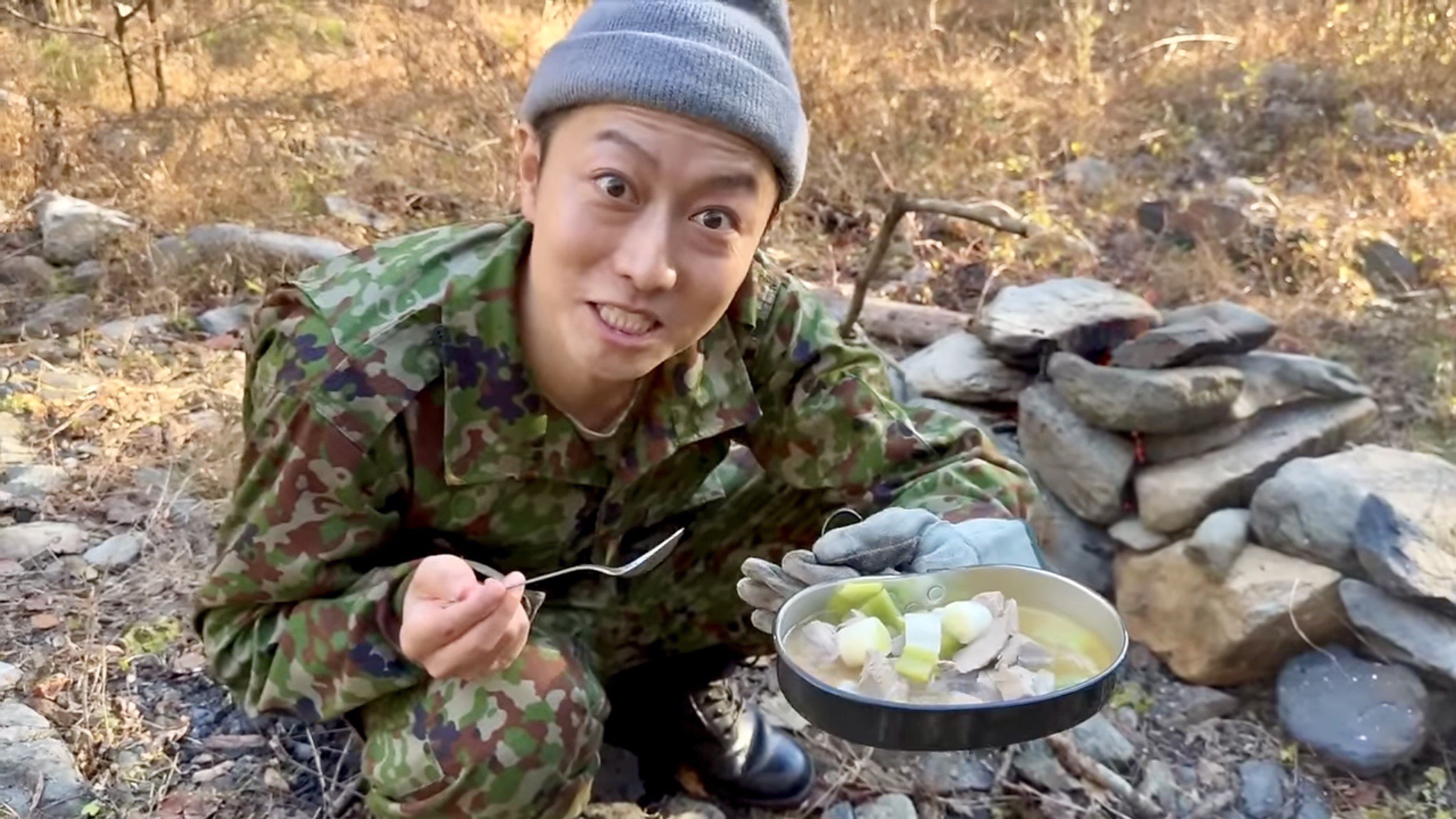 飯盒で作る“ねぎま汁”レシピ！そのままでもご飯にかけても旨い【自衛隊出身芸人トッカグン小野寺の極上サバイバル飯 VOL.7】