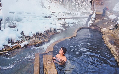 雪を見ながらの温泉…やっぱり最高！一度は行ってみたい極楽湯22選