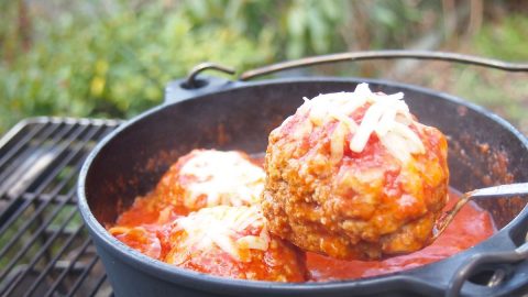 ダッチオーブンで作るアツアツ煮込みハンバーグ！寒さが続くフィールドで焚き火料理を楽しもう