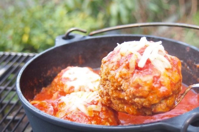 トマト煮込みハンバーグを持ち上げる