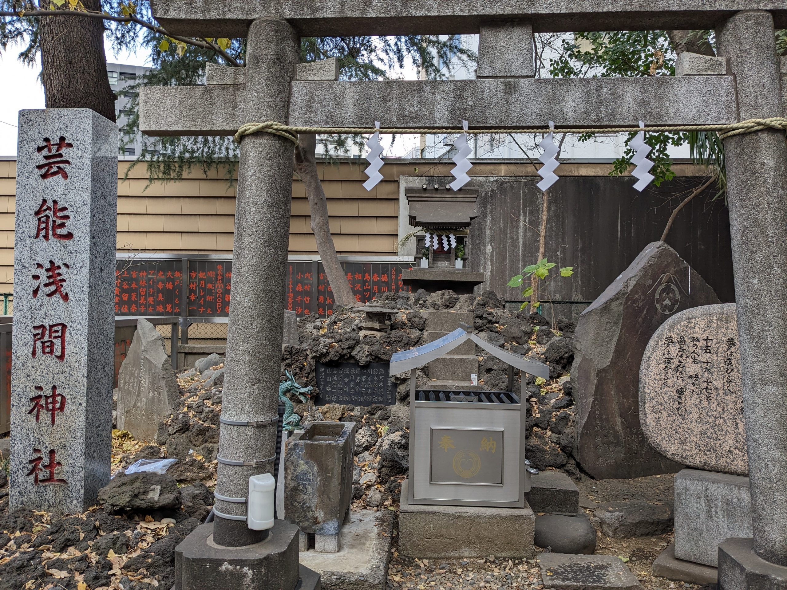 芸能人もよく参拝する神社の「新宿富士」【プロハイカー斉藤正史のTOKYO山頂ガイド File.39】