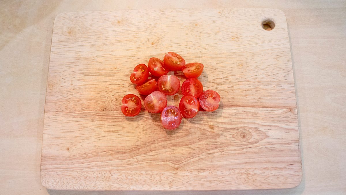 ミニトマトは半分に切る