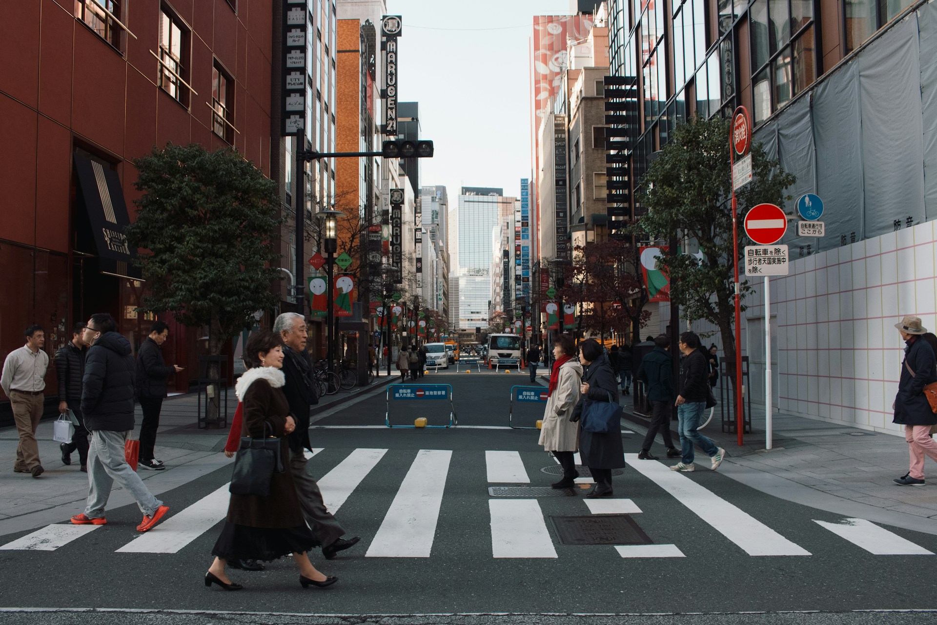 横断歩道を渡る人々