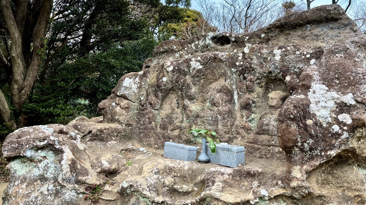 鎌倉を見守る十王岩