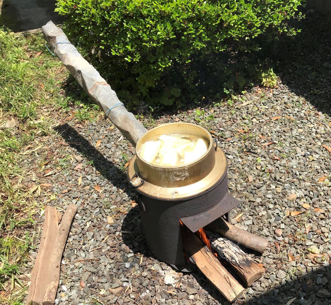 羽釜でタケノコを茹でている様子