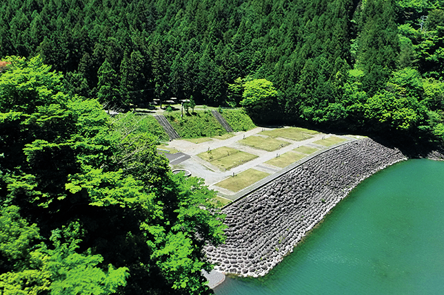 目の前はダム湖