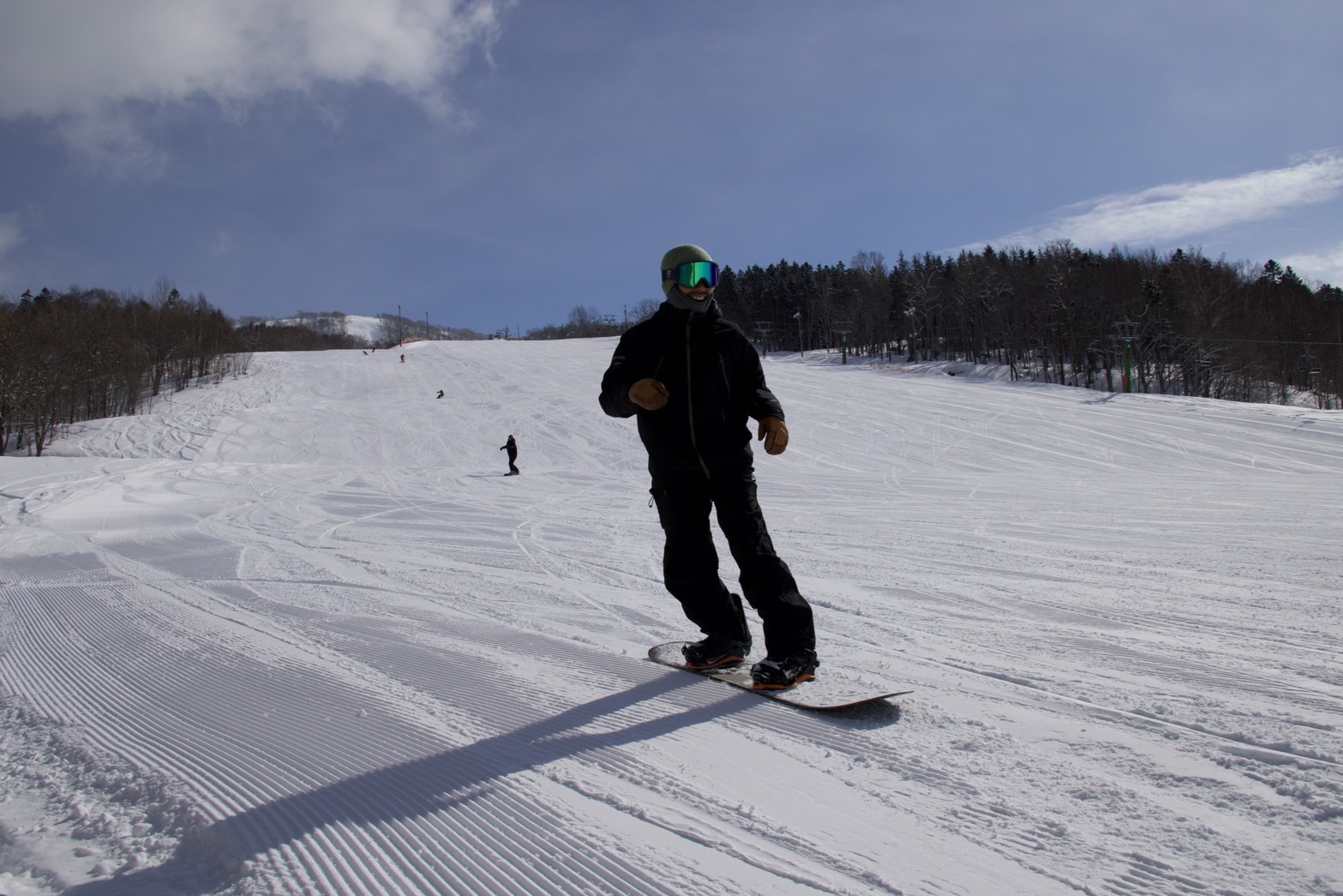 スキー場を滑るスノーボーダー