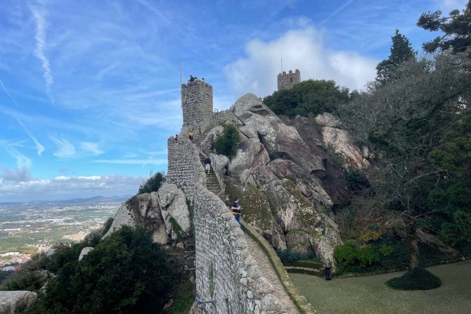 まるで「天空の城ラピュタ」のよう！ ポルトガルのムーア城は、ロマンチックが止まらないぞ