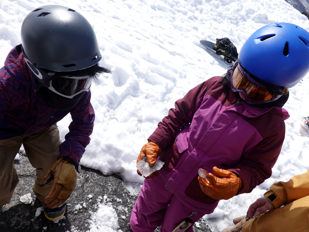 雪遊びする子ども