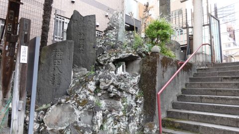 神田・柳森神社近くにある「神田柳森富士」へ【プロハイカー斉藤正史のTOKYO山頂ガイド File.47】