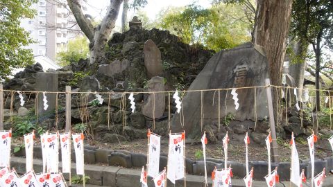 素盞雄（スサノオ）神社の鳥居すぐの小塚原富士へ【プロハイカー斉藤正史のTOKYO山頂ガイド File.59】