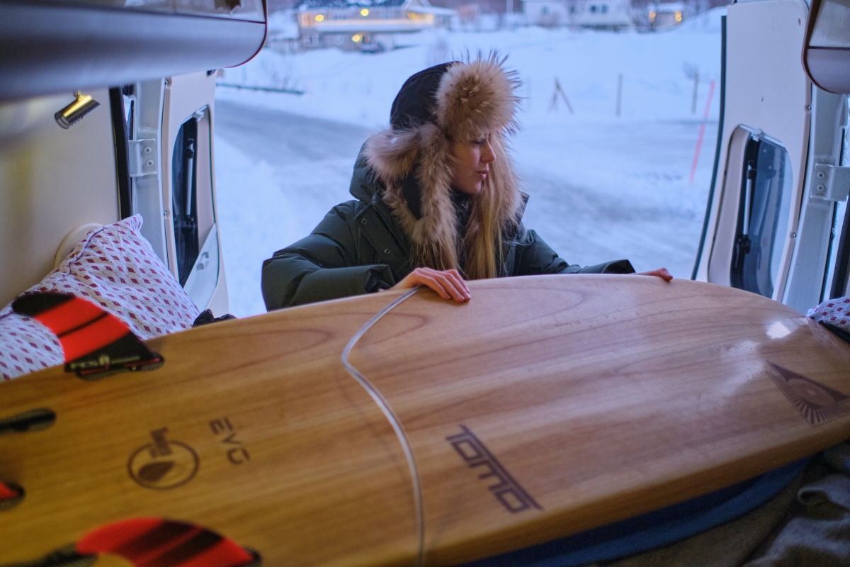 キャンピングカーで北ノルウェーなど北極圏の旅へ！雪山を見ながらサーフィンも楽しめちゃうんです