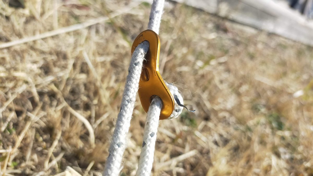 ロープにテンションがかかった状態の2穴タイプの自在金具。