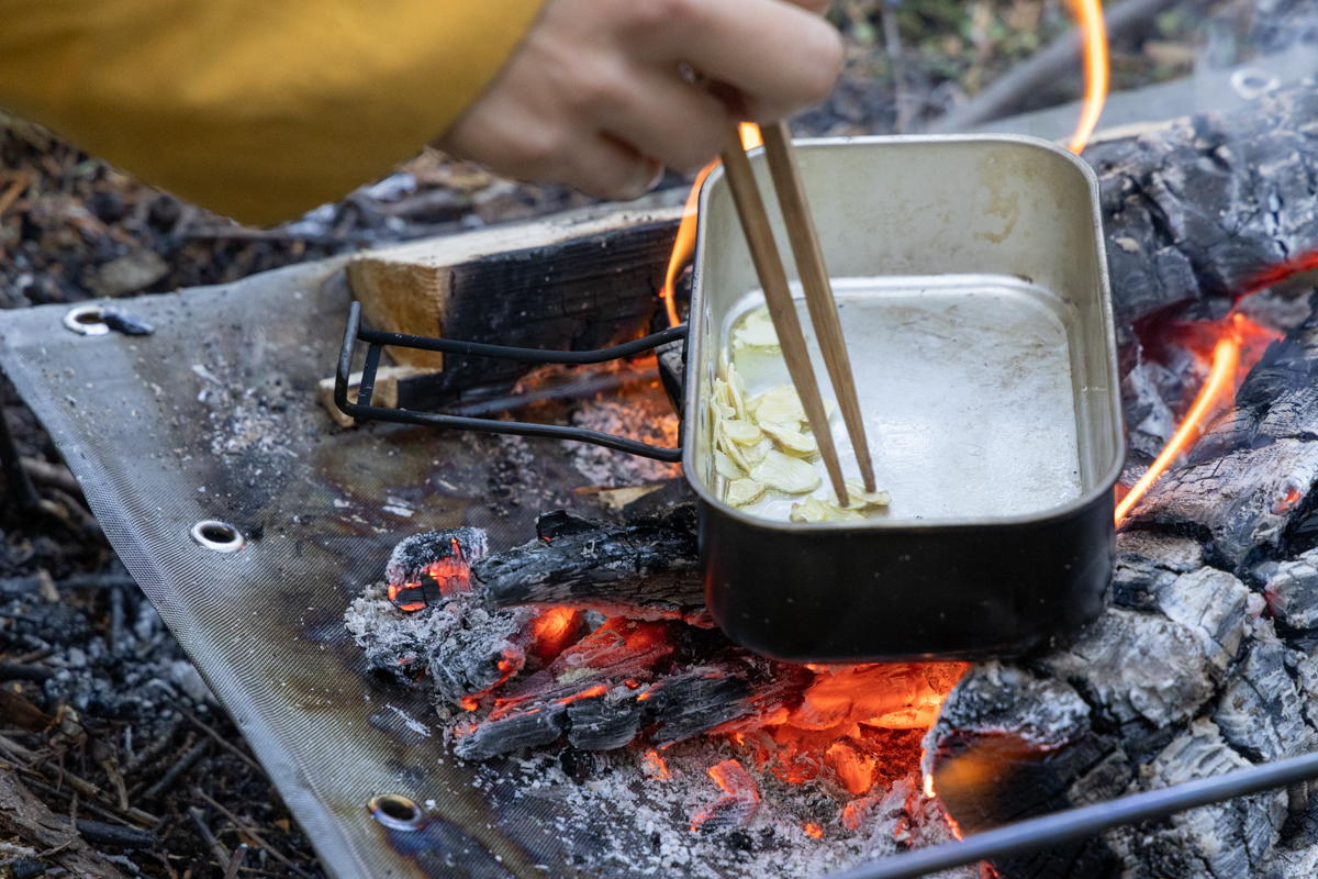 飯盒の外蓋を外してフライパンとして活用