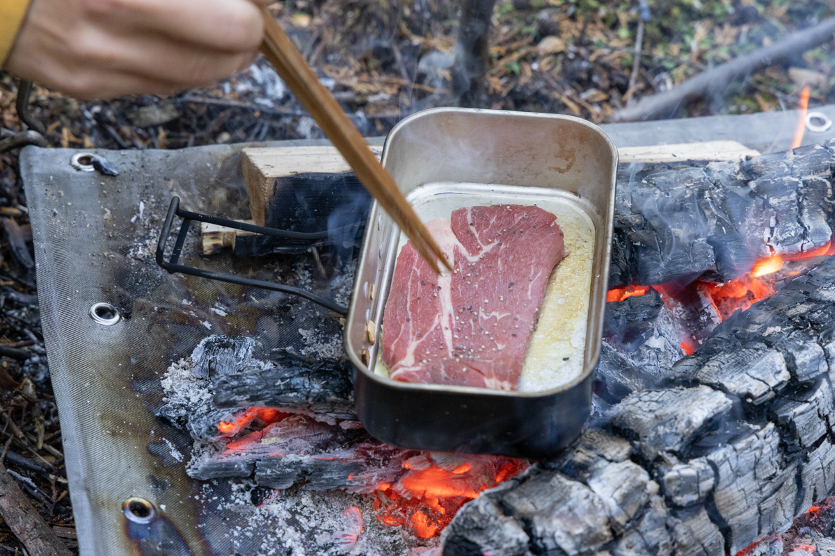 ステーキを焼く