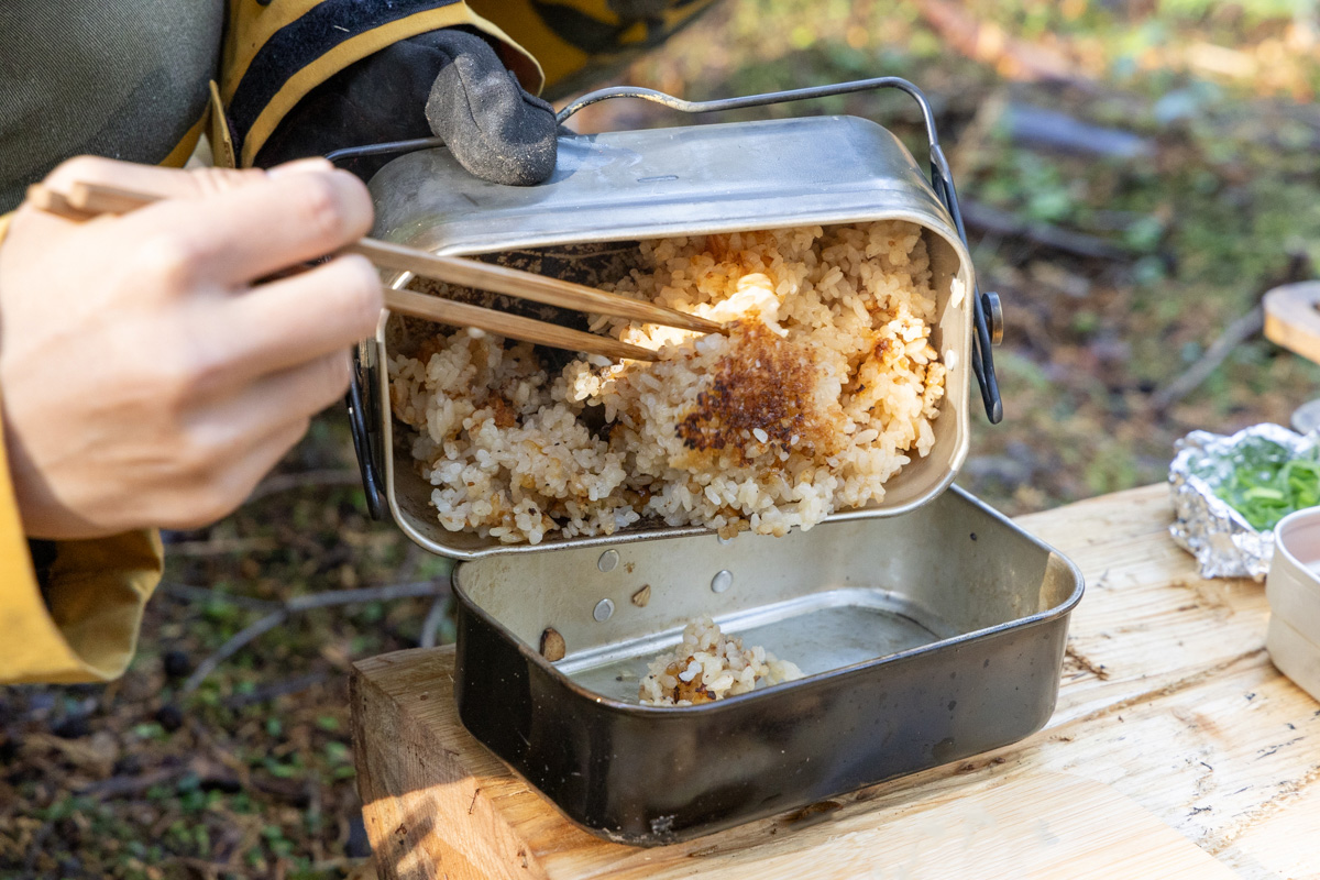 ご飯を外蓋によそう