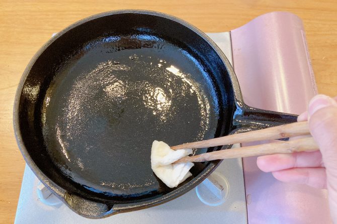 スキレットに油を塗る様子