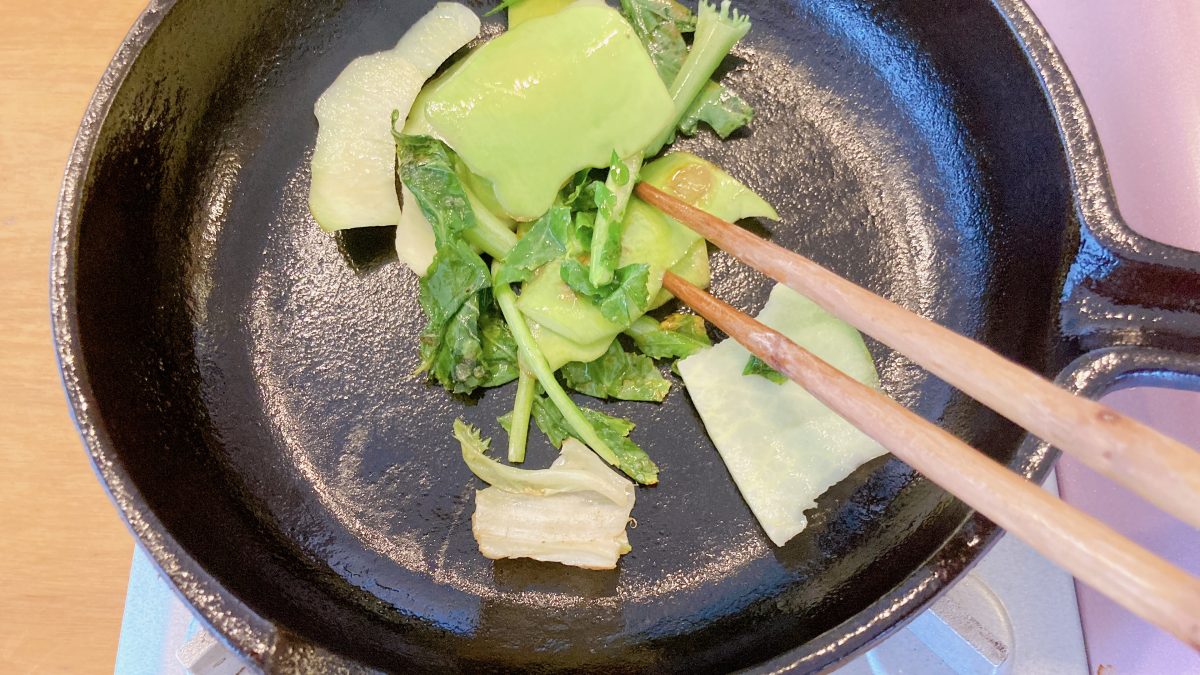 クズ野菜を炒める様子