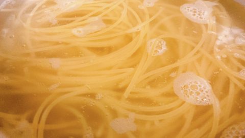 パスタの茹で汁、捨てないで！アウトドアでの驚くべき活用法があった