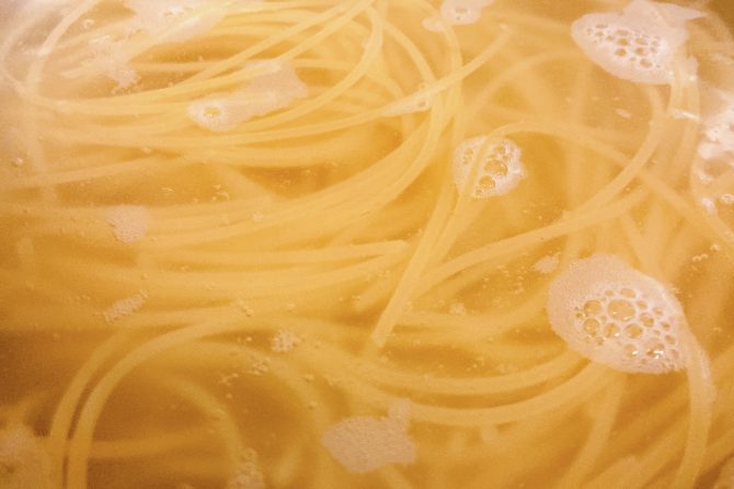 パスタを茹でているところ