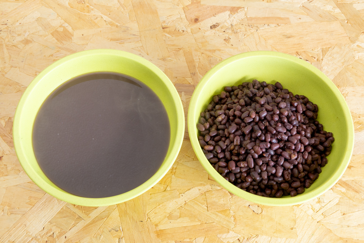 小豆と煮汁を別の器に分ける