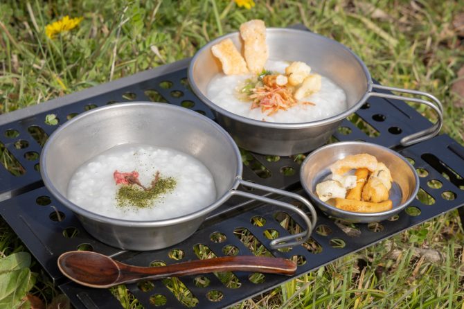 桜の抹茶かゆと桜エビと揚げ餅のおかゆ