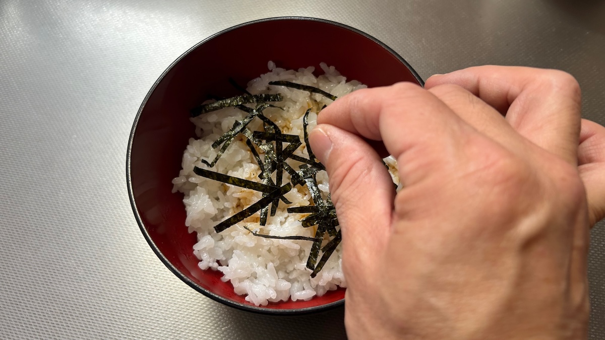 しょうゆときざみ海苔をかけたご飯