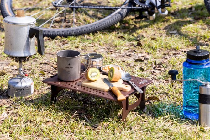 自転車ペダル老舗メーカーのアウトドアブランド「シルバンワークス」のソロテーブルが超いい感じ！