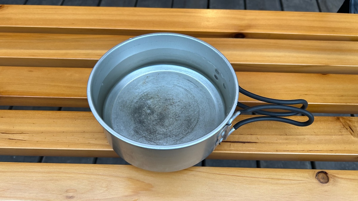 水を入れた鍋