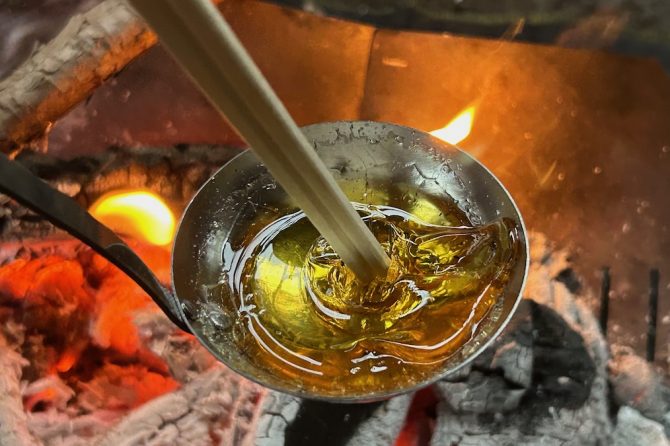 焚き火での「べっこう飴」の作り方！ 奥が深くて楽しいぞ～
