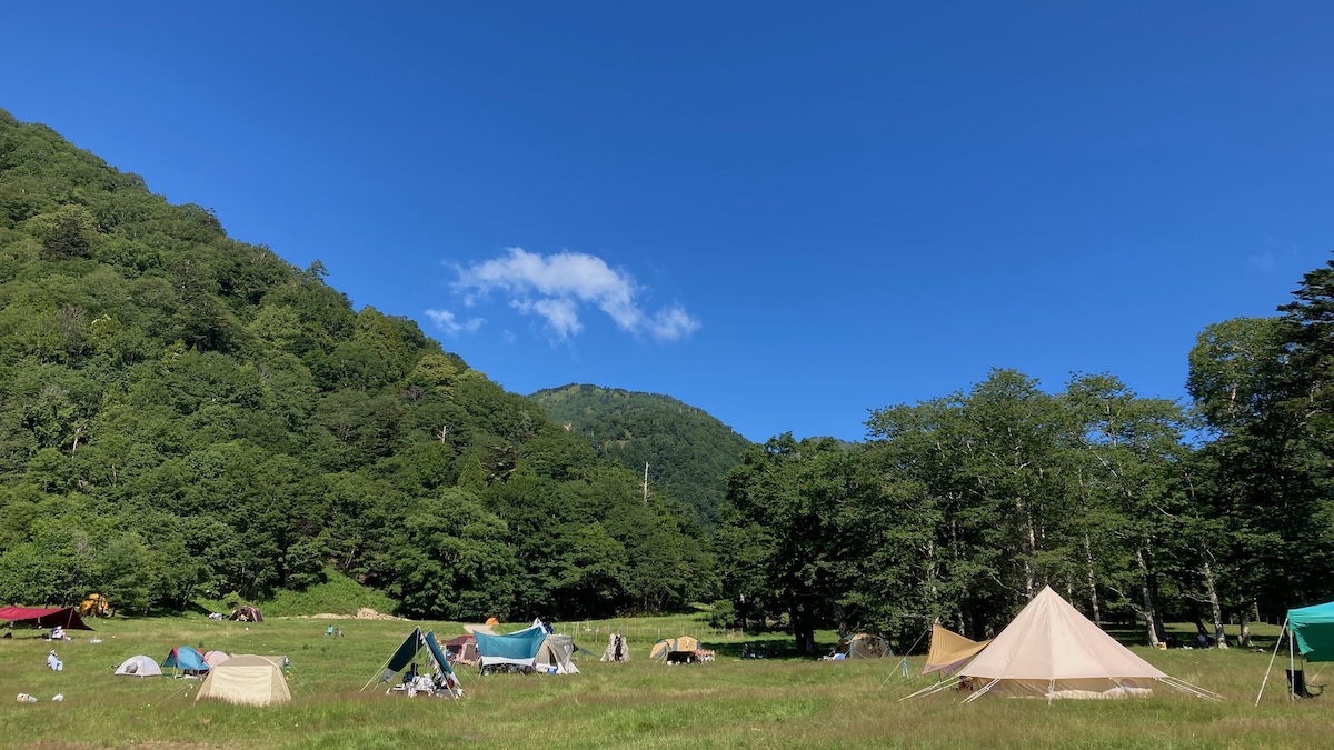 青空の下のキャンプ場