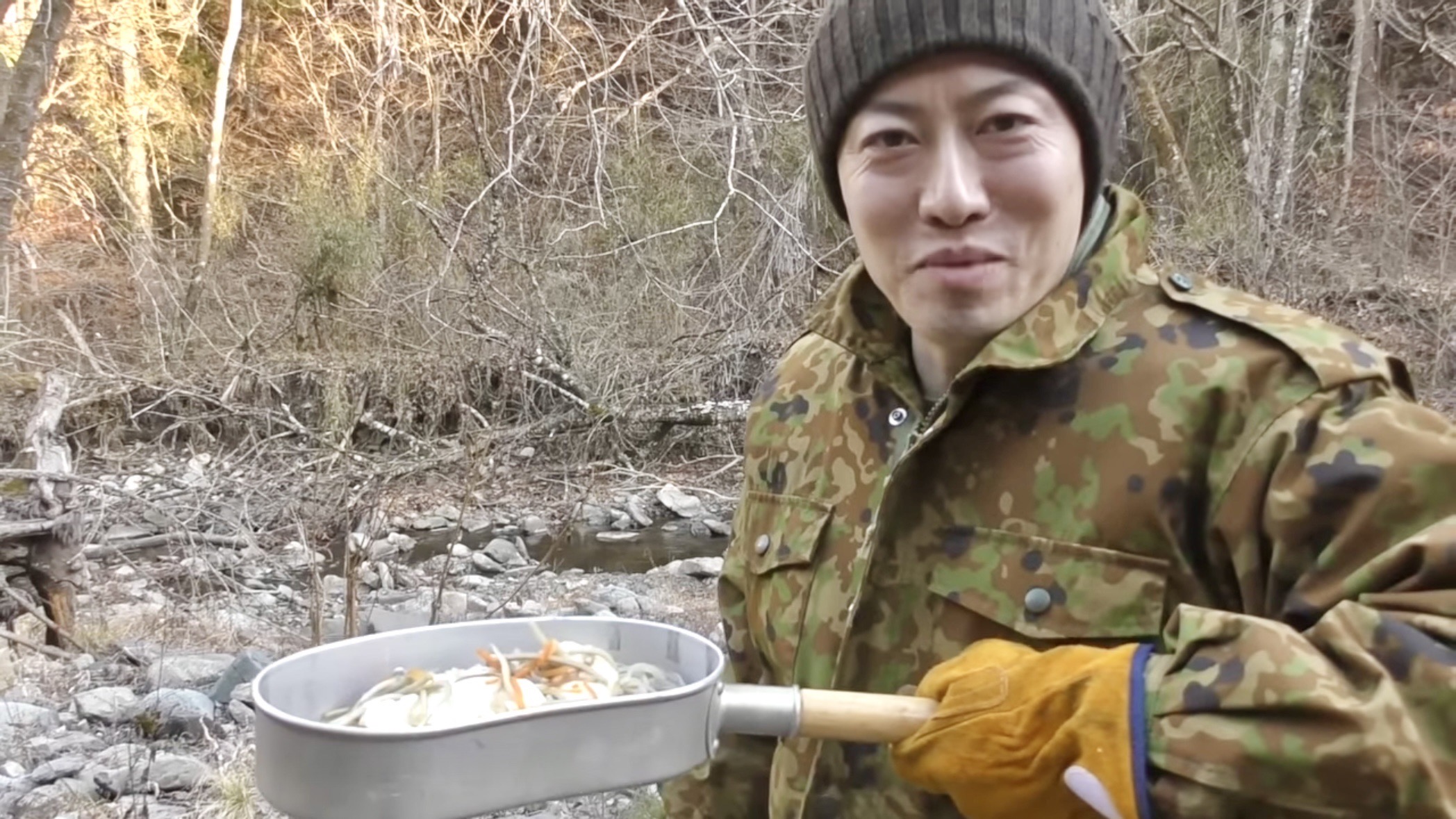 どでか飯盒「ル･ブテオン」で作る、いつ食べても美味しいお雑煮レシピ【自衛隊出身芸人トッカグン小野寺の極上サバイバル飯 VOL.9】